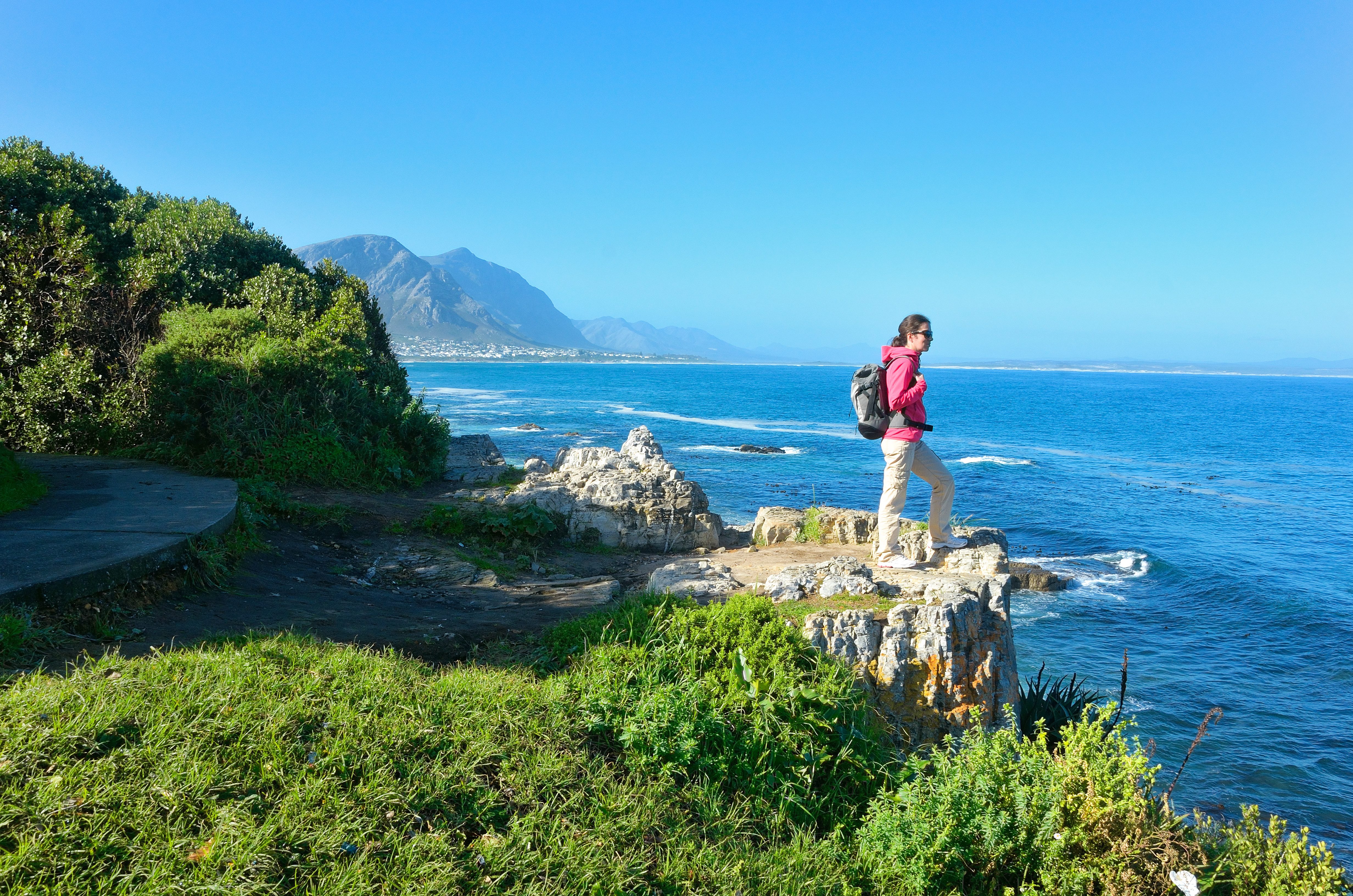 Een vrouw aan het genieten van het uitzicht bij Hermanus, Zuid-Afrika